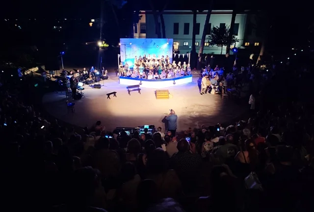 «Πόρτο Αμόρε»: Ένα ταξίδι έρωτα και ξενιτιάς για καλό σκοπό στο Αίγιο