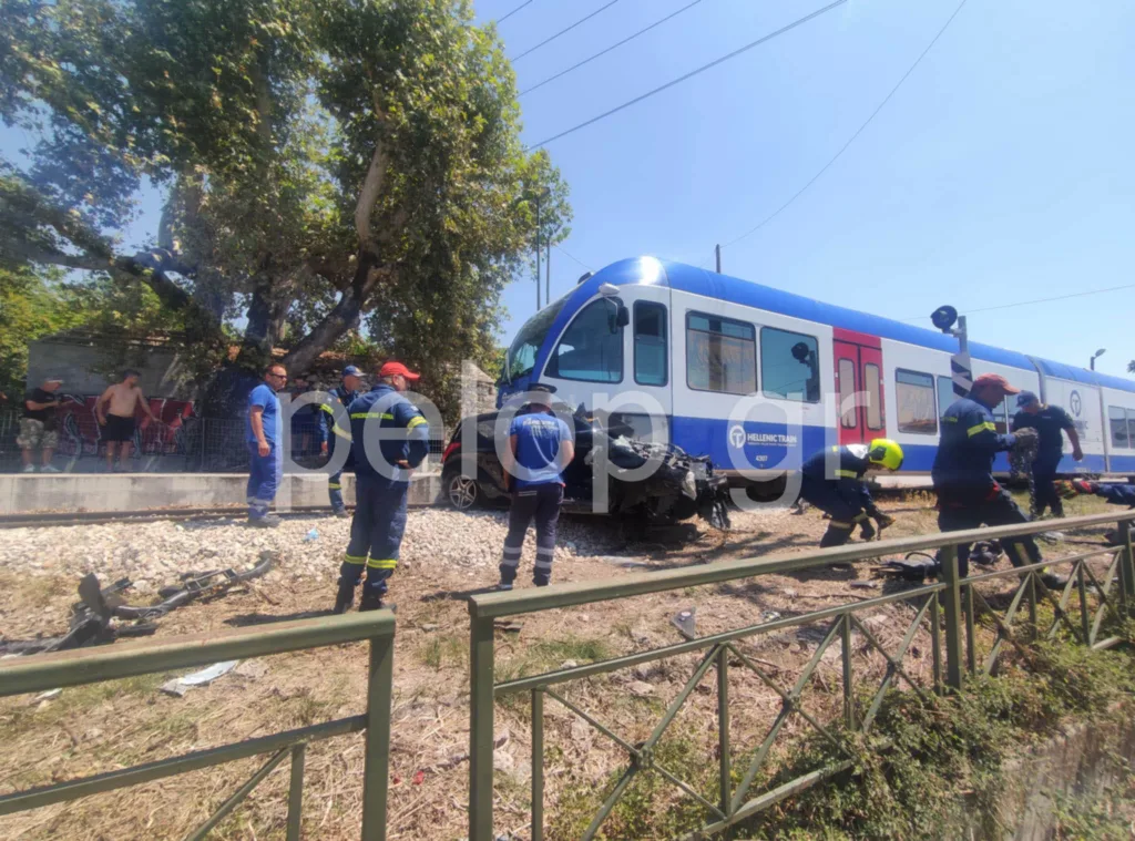 Σύγκρουση ΙΧ με τον Προαστιακό στην Πάτρα – Εγκλωβίστηκε οδηγός στη θέση του ΦΩΤΟ ΒΙΝΤΕΟ
