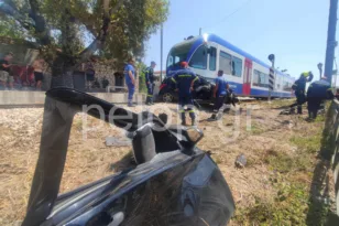 Σύγκρουση ΙΧ με τον Προαστιακό στην Πάτρα – Εγκλωβίστηκε οδηγός στη θέση του