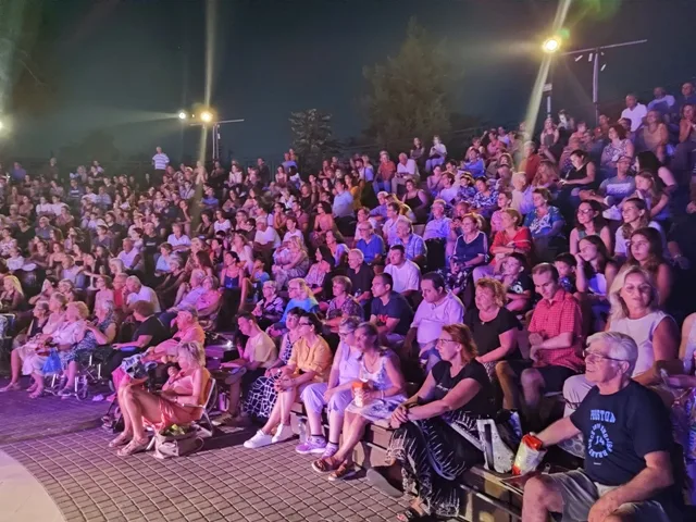 «Πόρτο Αμόρε»: Ένα ταξίδι έρωτα και ξενιτιάς για καλό σκοπό στο Αίγιο
