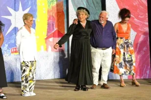 Μεγάλη επιτυχία για την κωμωδία «Ούτε Μπρος, Ούτε Πίσω» σε ένα κατάμεστο θέατρο της Αρχαίας Ήλιδας