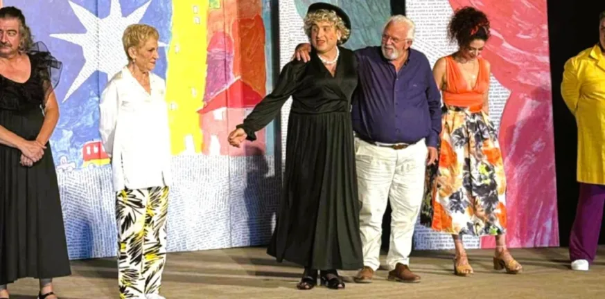Μεγάλη επιτυχία για την κωμωδία «Ούτε Μπρος, Ούτε Πίσω» σε ένα κατάμεστο θέατρο της Αρχαίας Ήλιδας Μεγάλη επιτυχία για την κωμωδία «Ούτε Μπρος, Ούτε Πίσω» σε ένα κατάμεστο θέατρο της Αρχαίας Ήλιδας