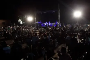 Ο παππάς πήγε να τους χωρίσει και τον τσάκισαν στο ξύλο!