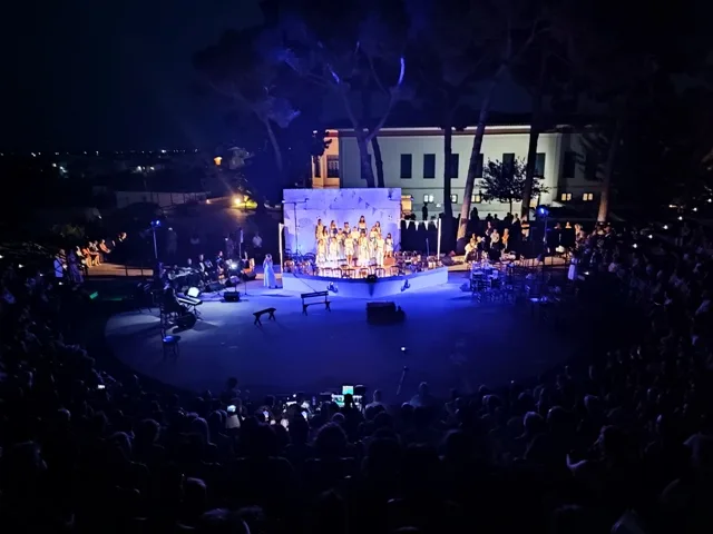 «Πόρτο Αμόρε»: Ένα ταξίδι έρωτα και ξενιτιάς για καλό σκοπό στο Αίγιο
