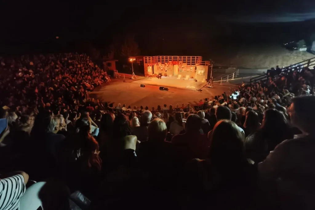 Μάγεψαν ο Γιάννης Μπέζος και ο Πυγμαλίωνας Δαδακαρίδης με τις «Αινιγματικές Παραλλαγές» στο Θέατρο της Αρχαίας Ήλιδας