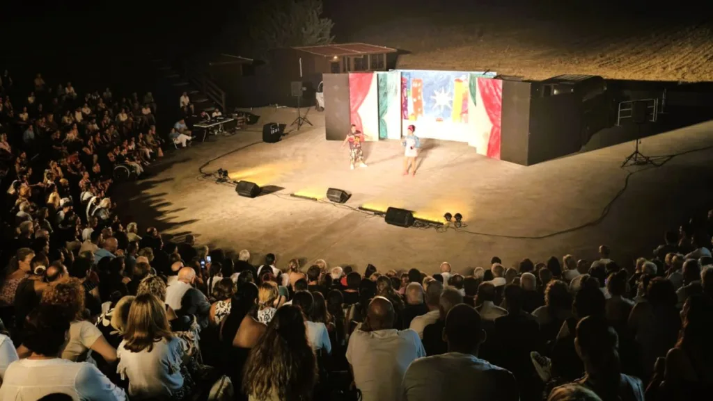 Μεγάλη επιτυχία για την κωμωδία «Ούτε Μπρος, Ούτε Πίσω» σε ένα κατάμεστο θέατρο της Αρχαίας Ήλιδας