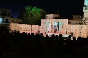 Με μεγάλη επιτυχία συνεχίζεται η καλοκαιρινή περιοδεία του Άρματος Θέσπιδος από το ΔΗ.ΠΕ.ΘΕ. Πάτρας