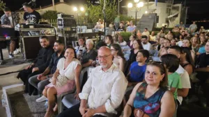 Γλέντησαν και χόρεψαν στα Αραχωβίτικα το σαββατόβραδο