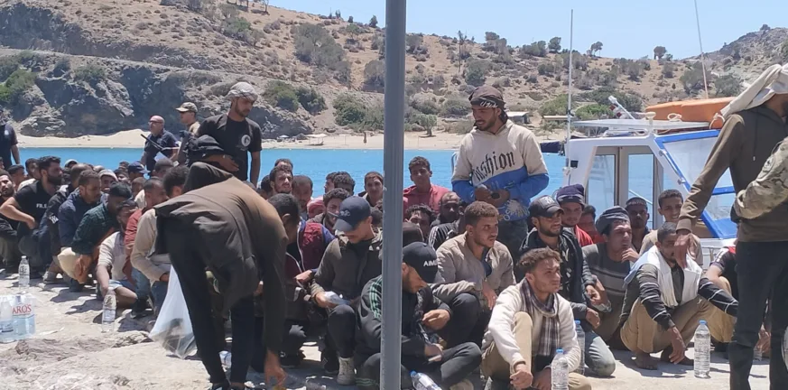 Απελπισμένοι μετανάστες κάνουν απόβαση σε τουριστικές παραλίες της Κρήτης ΒΙΝΤΕΟ-ΣΟΚ Απελπισμένοι μετανάστες κάνουν απόβαση σε τουριστικές παραλίες της Κρήτης ΒΙΝΤΕΟ-ΣΟΚ