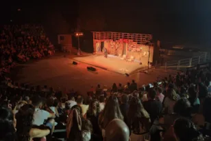 Μάγεψαν ο Γιάννης Μπέζος και ο Πυγμαλίωνας Δαδακαρίδης με τις «Αινιγματικές Παραλλαγές» στο Θέατρο της Αρχαίας Ήλιδας