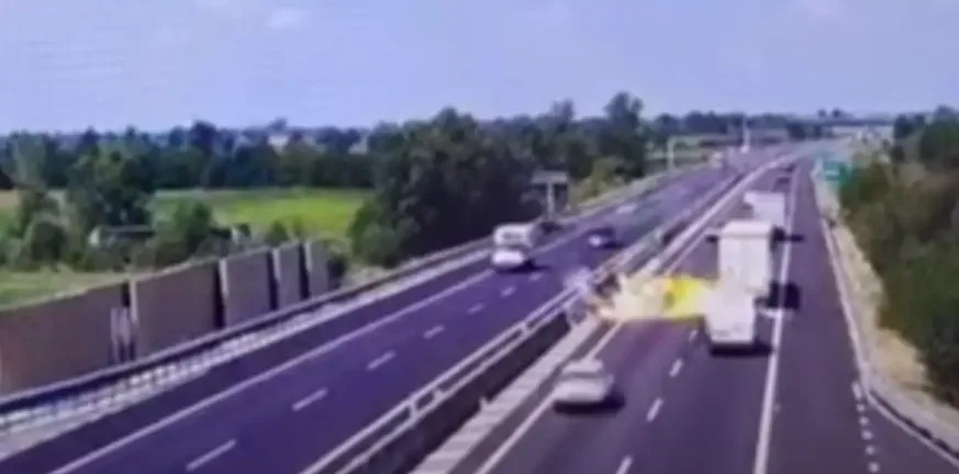 Το τρομερό φονικό δυστύχημα στη Μπρέσια με μικρό αεροπλάνο ΒΙΝΤΕΟ