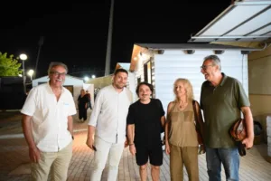 Κατάμεστο το δημοτικό θερινό θέατρο για τον «Υπηρέτη δύο Αφεντάδων» ΦΩΤΟ