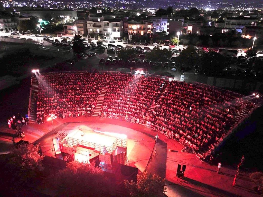 Στην Πάτρα οι «Αινιγματικές Παραλλαγές» με Μπέζο και Δαδακαρίδη: Διήμερο κατάμεστο το Θερινό Θέατρο