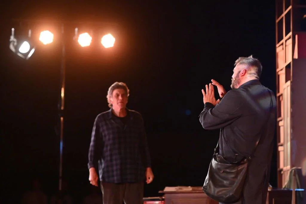 Στην Πάτρα οι «Αινιγματικές Παραλλαγές» με Μπέζο και Δαδακαρίδη: Διήμερο κατάμεστο το Θερινό Θέατρο
