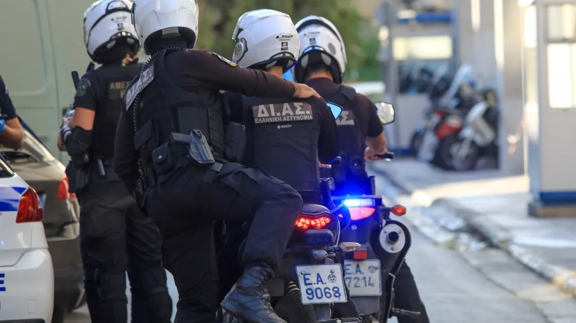 Χανιά: Γλέντι για ρακί με μπαλωθιές και συλλήψεις Χανιά: Γλέντι για ρακί με μπαλωθιές και συλλήψεις