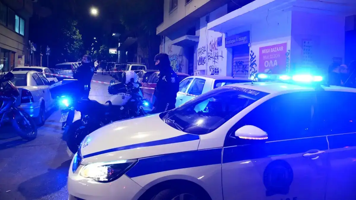 Σοκ, άνδρας απειλεί να πέσει στο κενό στο νοσοκομείο ΕΛΠΙΣ