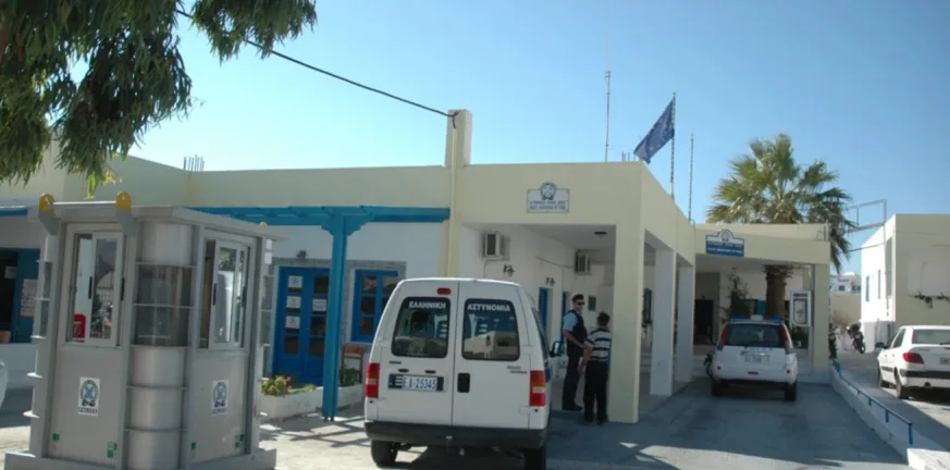 Μαστροπεία στη Σαντορίνη: Αστυνομικός προσποιήθηκε τον πελάτη - Τρεις συλλήψεις σε νυχτερινό κέντρο Μαστροπεία στη Σαντορίνη: Αστυνομικός προσποιήθηκε τον πελάτη - Τρεις συλλήψεις σε νυχτερινό κέντρο
