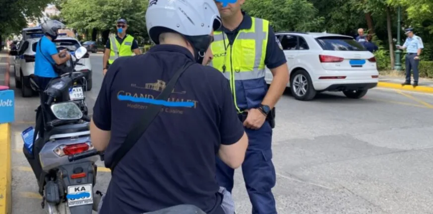 Eκστρατεία «Μηδενική ανοχή στη μη χρήση κράνους»: Χιλιάδες παραβάσεις - 2.181 σε μία εβδομάδα, πόσες καταγράφησαν στην Δυτική Ελλάδα