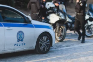 Κολωνός: Πυροβολισμοί σε καφετέρια με εμπλεκόμενο αστυνομικό - Δύο τραυματίες