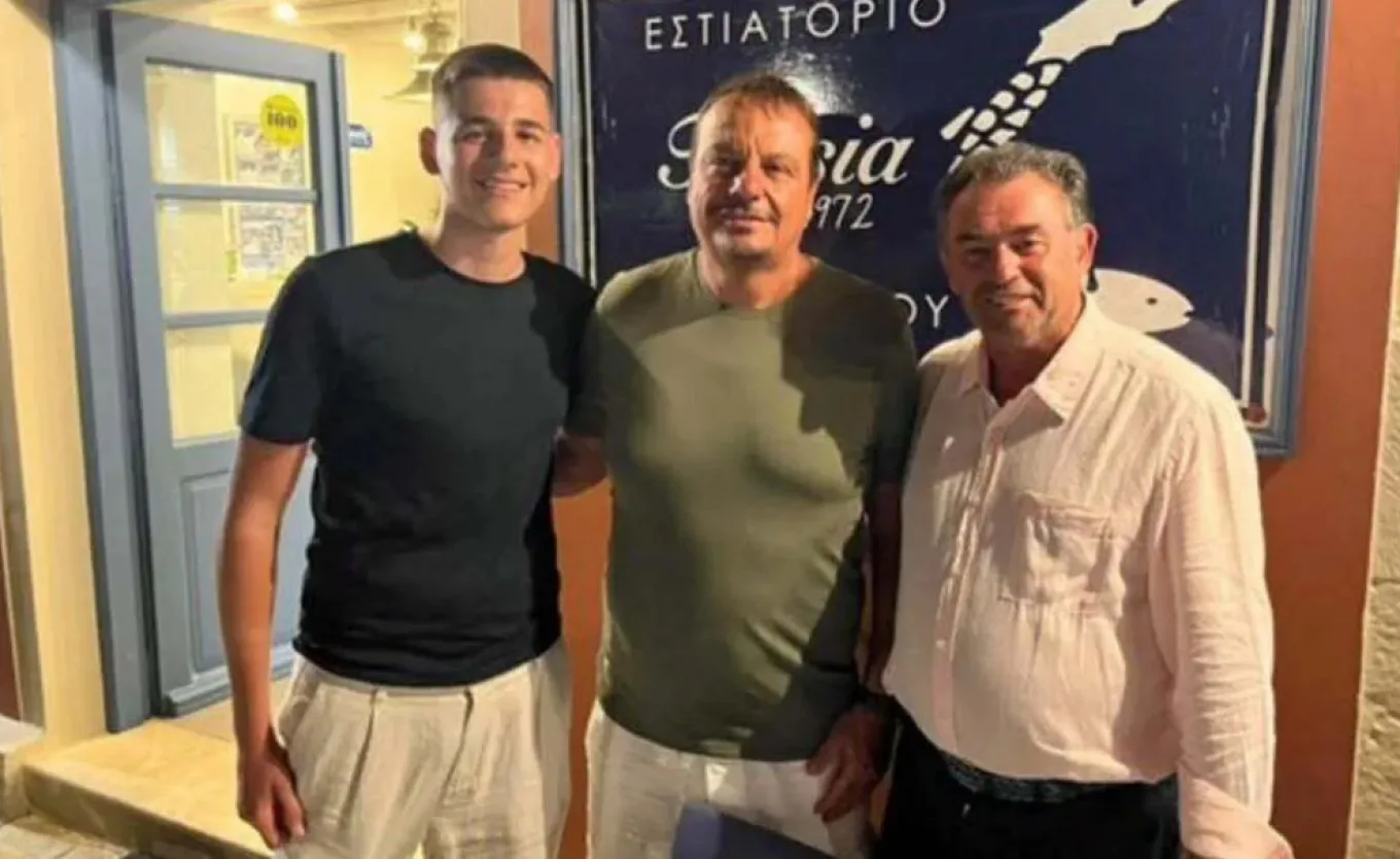 Ο Αταμάν απολαμβάνει τις διακοπές του στην Κεφαλονιά, ποια φημισμένη ταβέρνα επέλεξε για φαγητό
