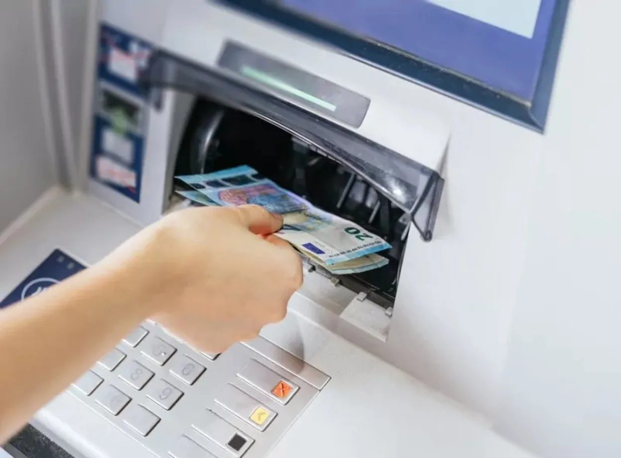 Οι αλλαγές από 11/8 στα ΑΤΜ, τι ισχύει για αναλήψεις και προμήθειες τραπεζών ΠΑΡΑΔΕΙΓΜΑΤΑ | ΕΙΔΗΣΕΙΣ