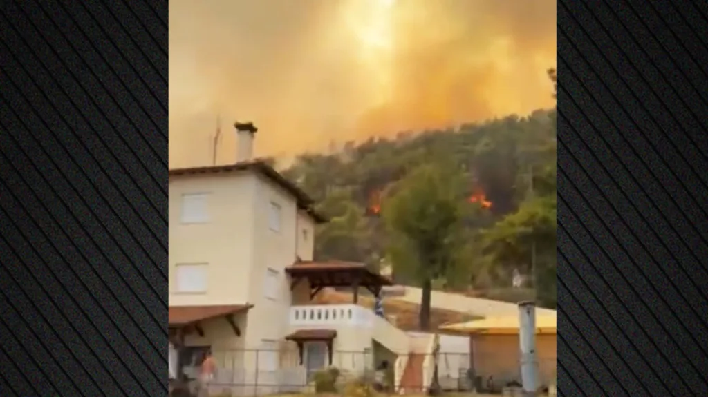 Δύο μεγάλες φωτιές σε εξέλιξη σε Βουρβουρού Χαλκιδικής και Λασίθι Κρήτης – Εκκενώσεις οικισμών και μηνύματα από το 112