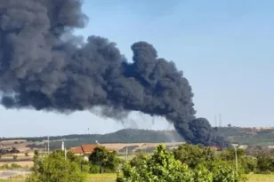 Αλεξανδρούπολη: Φωτιά σε βιοτεχνία ανακύκλωσης - Τοξικοί καπνοί στον αέρα ΒΙΝΤΕΟ