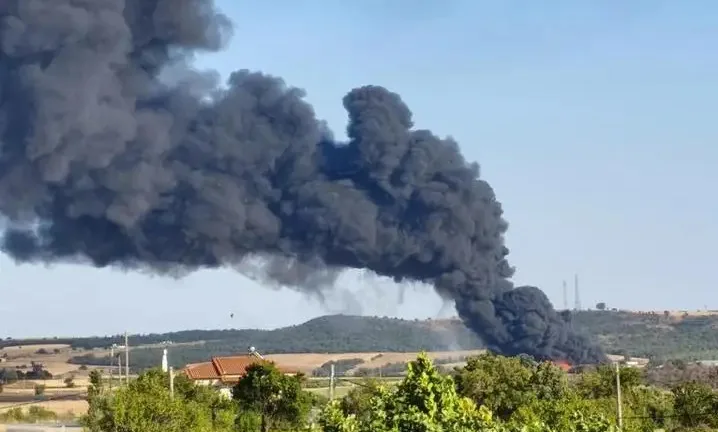 Αλεξανδρούπολη: Φωτιά σε βιοτεχνία ανακύκλωσης - Τοξικοί καπνοί στον αέρα ΒΙΝΤΕΟ Αλεξανδρούπολη: Φωτιά σε βιοτεχνία ανακύκλωσης - Τοξικοί καπνοί στον αέρα ΒΙΝΤΕΟ