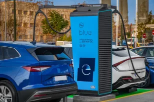 ΔΕΗ blue: Ευρωπαϊκή χρηματοδότηση για σημεία ταχυφόρτισης σε Ελλάδα και Ρουμανία