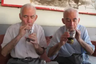 Ο θάνατος χώρισε τους αχώριστους δίδυμους της Θεσσαλονίκης, μία συγκλονιστική ιστορία ΦΩΤΟ