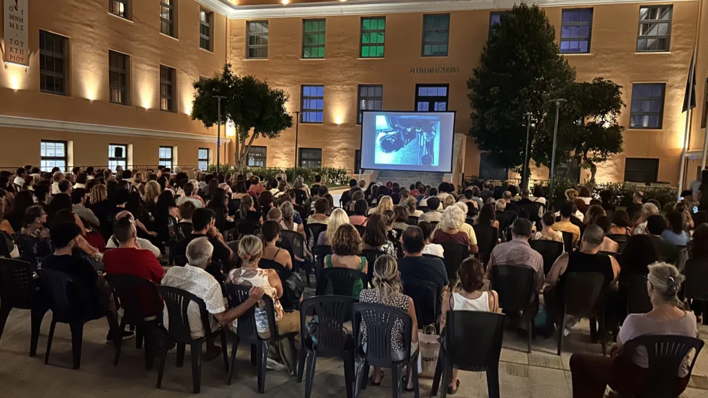 Πάτρα: Το αδιαχώρητο για την ταινία «Πάντα Υπάρχει το Αύριο» ΦΩΤΟ