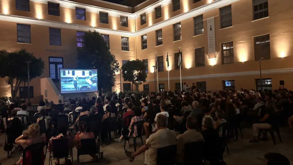 Πάτρα: Το αδιαχώρητο για την ταινία «Πάντα Υπάρχει το Αύριο» ΦΩΤΟ