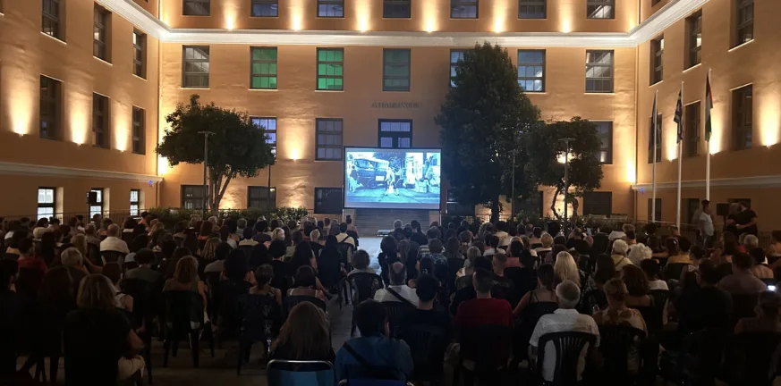 Πάτρα: Το αδιαχώρητο για την ταινία «Πάντα Υπάρχει το Αύριο» ΦΩΤΟ Πάτρα: Το αδιαχώρητο για την ταινία «Πάντα Υπάρχει το Αύριο» ΦΩΤΟ
