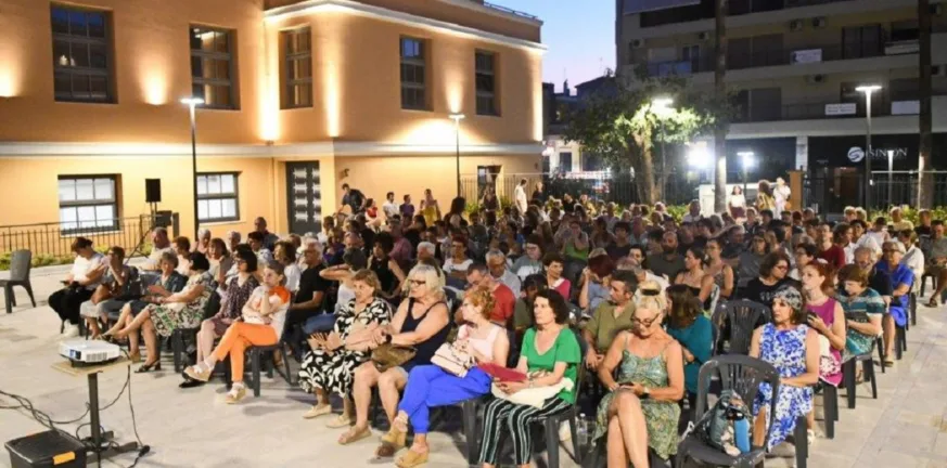 Με το βλέμμα στους πρόσφυγες και την καρδιά στον κινηματογράφο: Γεμάτη συγκίνηση η έναρξη του Δημοτικού Κινητού Σινεμά στην Πάτρα