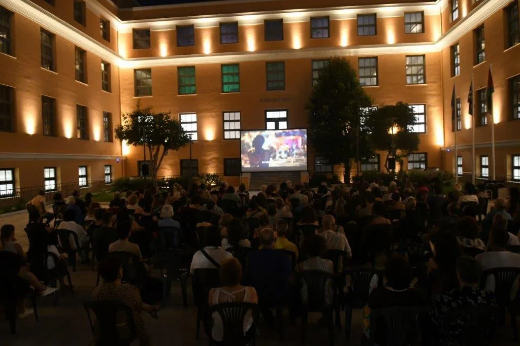 Με το βλέμμα στους πρόσφυγες και την καρδιά στον κινηματογράφο: Γεμάτη συγκίνηση η έναρξη του Δημοτικού Κινητού Σινεμά στην Πάτρα