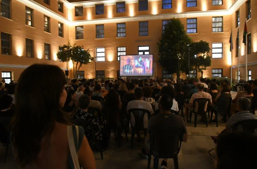 Με το βλέμμα στους πρόσφυγες και την καρδιά στον κινηματογράφο: Γεμάτη συγκίνηση η έναρξη του Δημοτικού Κινητού Σινεμά στην Πάτρα