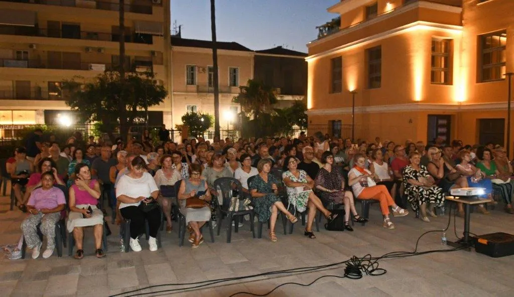 Με το βλέμμα στους πρόσφυγες και την καρδιά στον κινηματογράφο: Γεμάτη συγκίνηση η έναρξη του Δημοτικού Κινητού Σινεμά στην Πάτρα