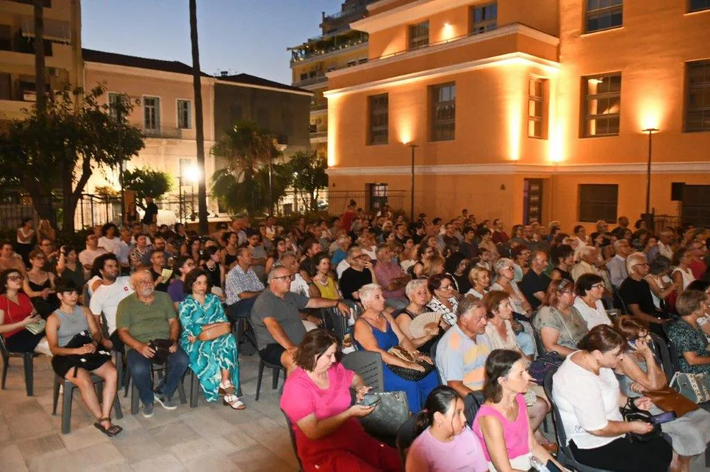 Με το βλέμμα στους πρόσφυγες και την καρδιά στον κινηματογράφο: Γεμάτη συγκίνηση η έναρξη του Δημοτικού Κινητού Σινεμά στην Πάτρα