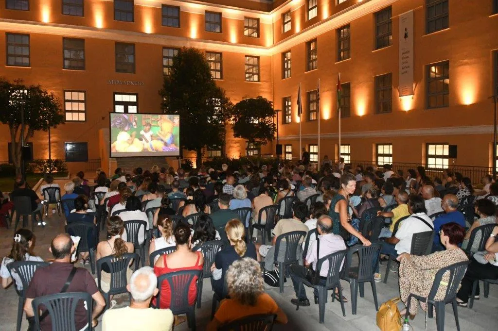 Με το βλέμμα στους πρόσφυγες και την καρδιά στον κινηματογράφο: Γεμάτη συγκίνηση η έναρξη του Δημοτικού Κινητού Σινεμά στην Πάτρα