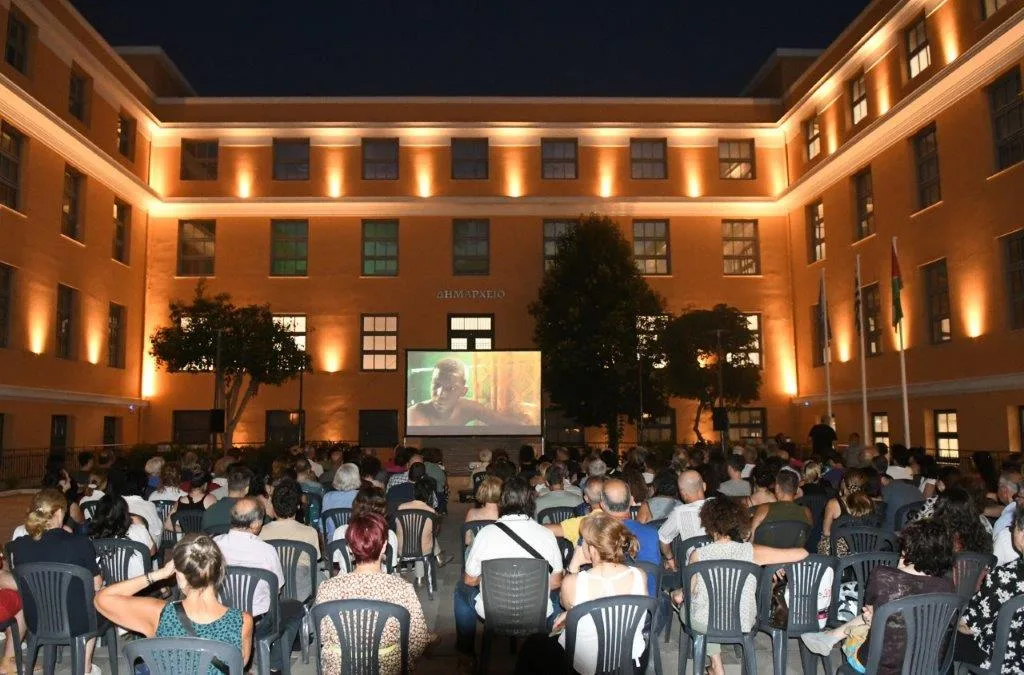 Με το βλέμμα στους πρόσφυγες και την καρδιά στον κινηματογράφο: Γεμάτη συγκίνηση η έναρξη του Δημοτικού Κινητού Σινεμά στην Πάτρα