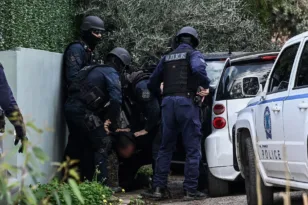 Συλλήψεις διακινητών κοκαΐνης στην Αττική, την εισήγαγαν εμποτισμένη σε υφάρματα!