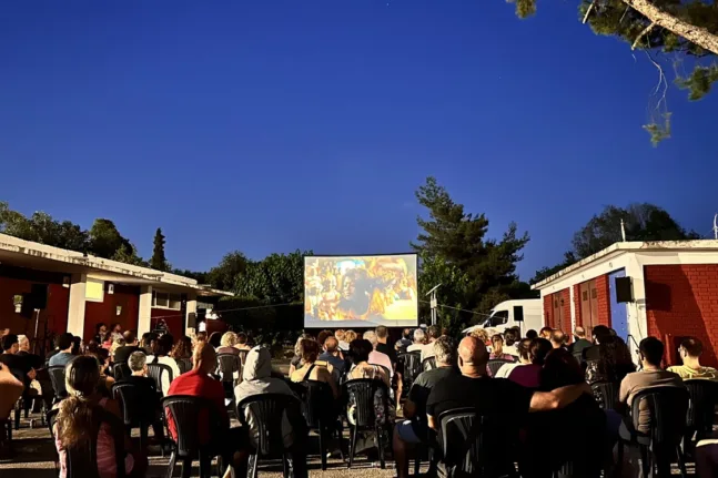 Η “Οδύσσεια” του σήμερα στη Δημοτική Πλαζ: «Εγώ, Καπετάνιος» με φόντο τον Πατραϊκό