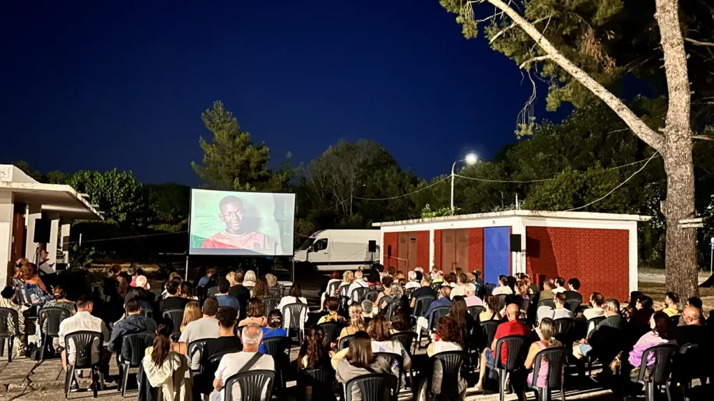 Η “Οδύσσεια” του σήμερα στη Δημοτική Πλαζ: «Εγώ, Καπετάνιος» με φόντο τον Πατραϊκό