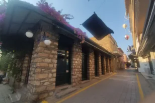 Πάτρα: Μαύρες σημαίες στην Ηφαίστου – Τραπεζάκια… τέλος! – Τι δηλώνει ο Δ. Πλέσσας