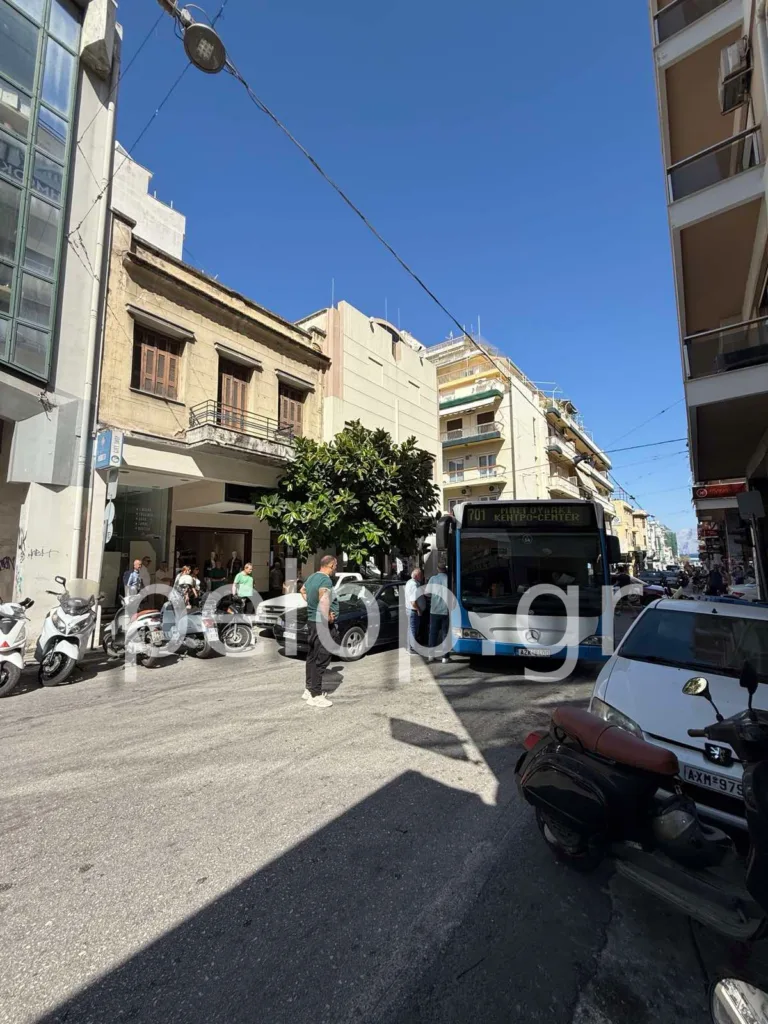 Πάτρα: Λεωφορείο «εγκλωβίστηκε» στη στροφή Ερμού-Κορίνθου, χάος στο κέντρο ΦΩΤΟ