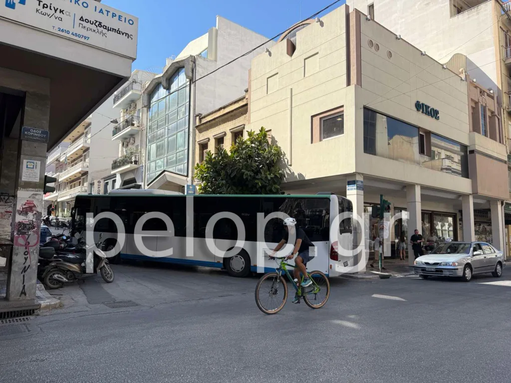 Πάτρα: Λεωφορείο «εγκλωβίστηκε» στη στροφή Ερμού-Κορίνθου, χάος στο κέντρο ΦΩΤΟ