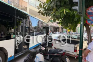 Πάτρα: Λεωφορείο «εγκλωβίστηκε» στη στορφή Ερμού-Κορίνθου, χάος στο κέντρο ΦΩΤΟ