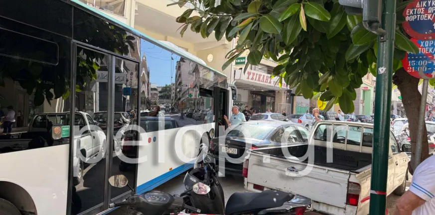 Πάτρα: Λεωφορείο «εγκλωβίστηκε» στη στροφή Ερμού-Κορίνθου, χάος στο κέντρο ΦΩΤΟ Πάτρα: Λεωφορείο «εγκλωβίστηκε» στη στροφή Ερμού-Κορίνθου, χάος στο κέντρο ΦΩΤΟ