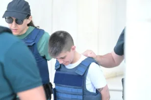 Μεταγωγή Μουρτζούκου: Με αλεξίσφαιρο και χειροπέδες στην Ευελπίδων ΒΙΝΤΕΟ