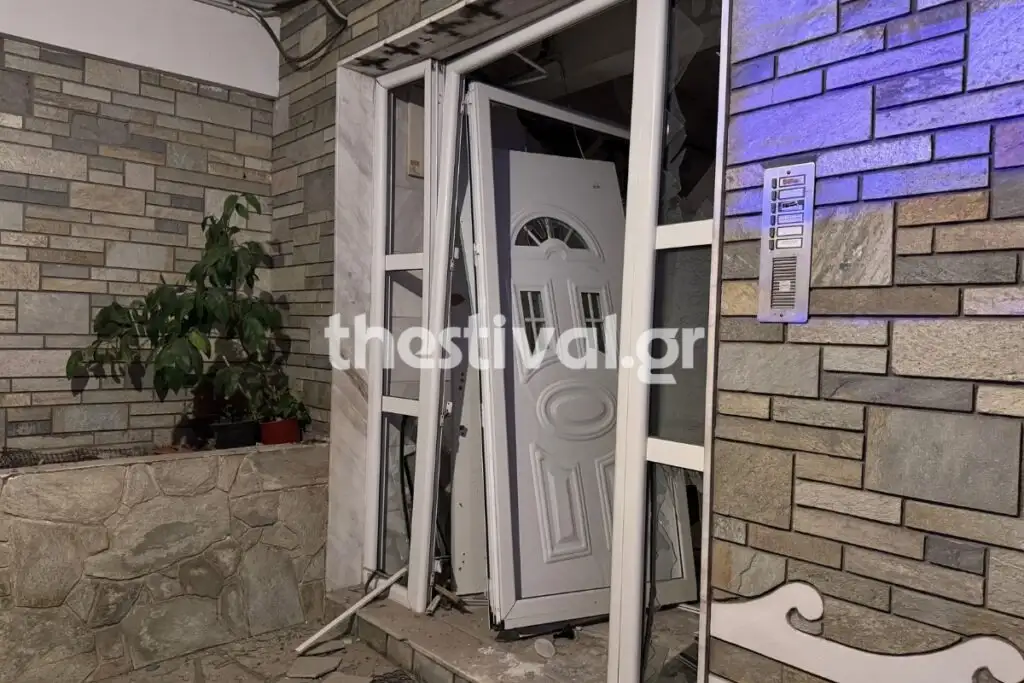 Έκρηξη-σοκ στη Θεσσαλονίκη: Τρομοκρατικό χτύπημα βλέπουν οι αρχές – Ζημιές σε πολυκατοικίες και αυτοκίνητα, δύο τραυματίες ΦΩΤΟ-ΒΙΝΤΕΟ